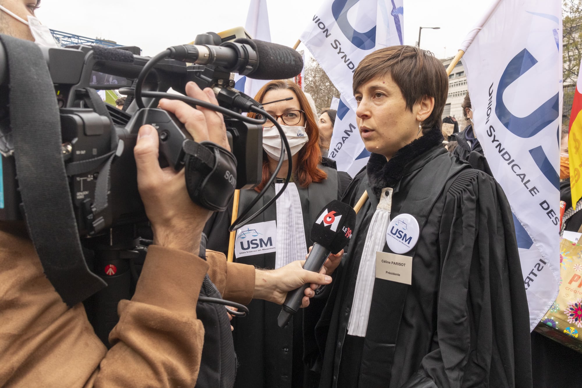 Magistrats, greffiers et avocats unis devant Bercy pour défendre la Justice