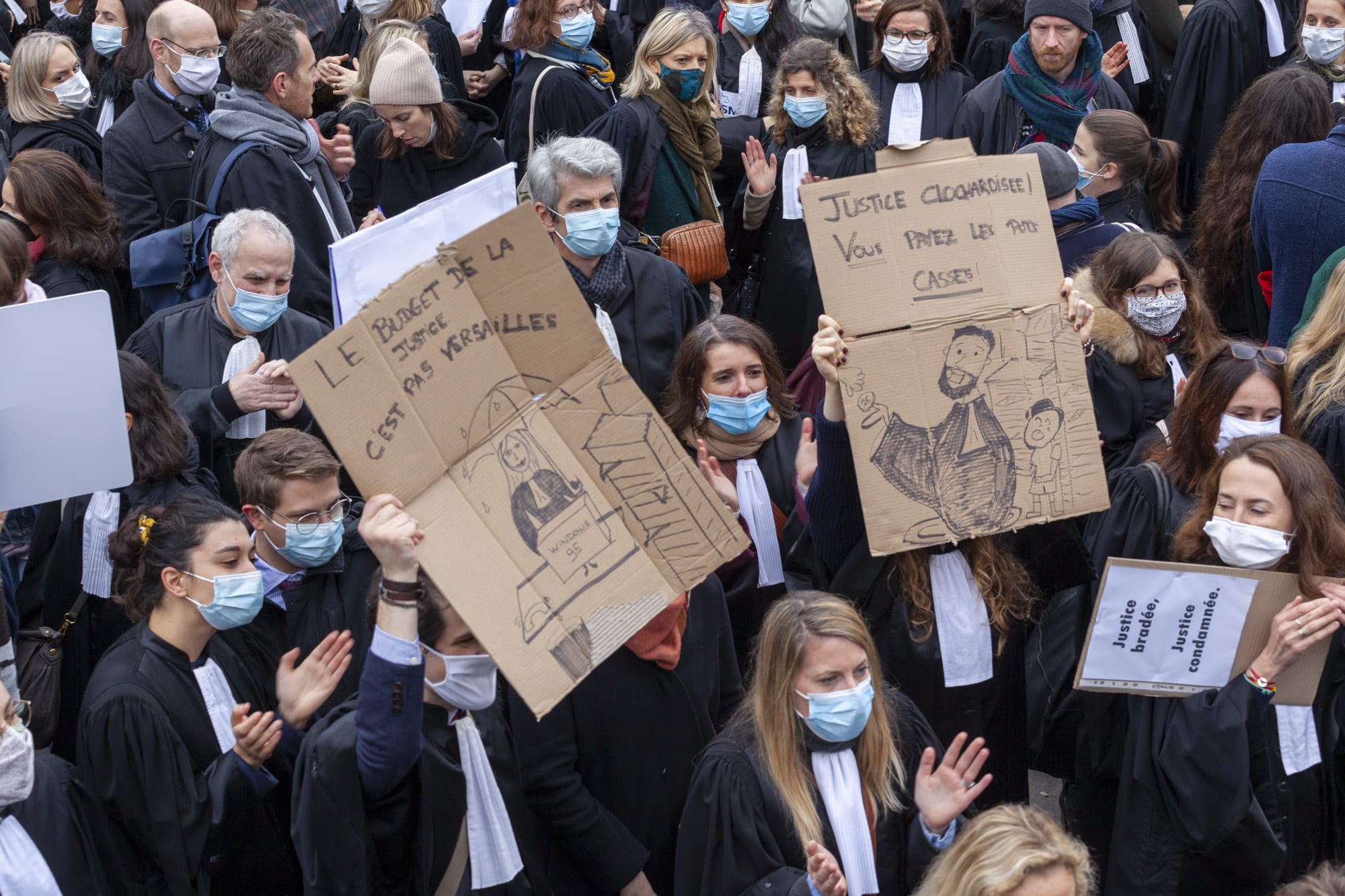 Magistrats, greffiers et avocats unis devant Bercy pour défendre la Justice