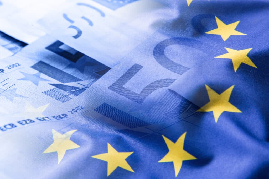 Drapeau européen sur fond de billets euros