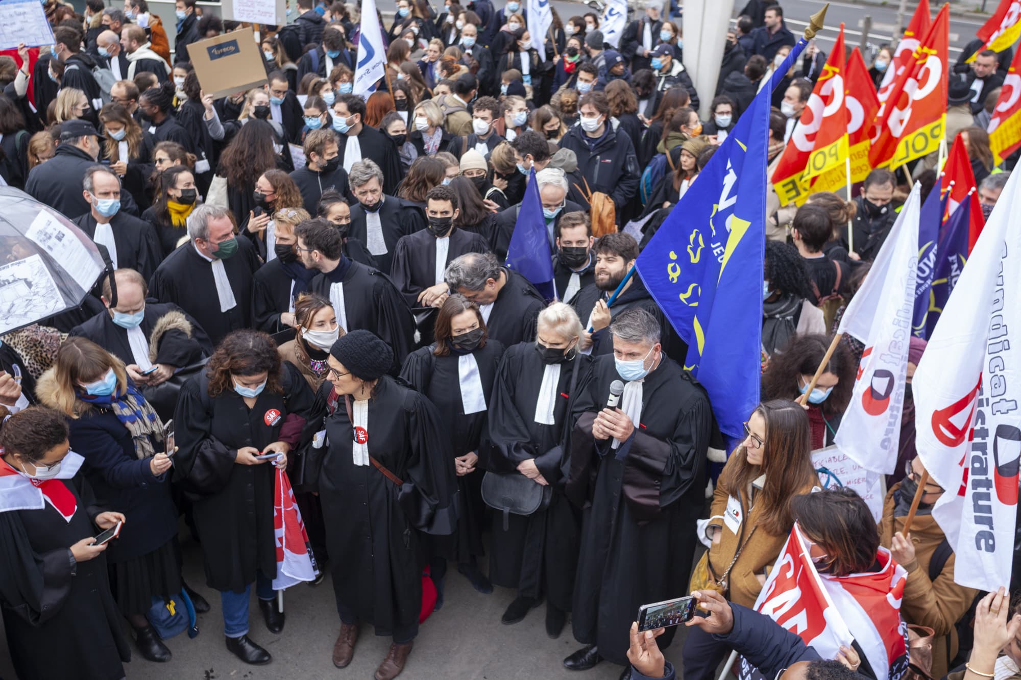 Magistrats, greffiers et avocats unis devant Bercy pour défendre la Justice