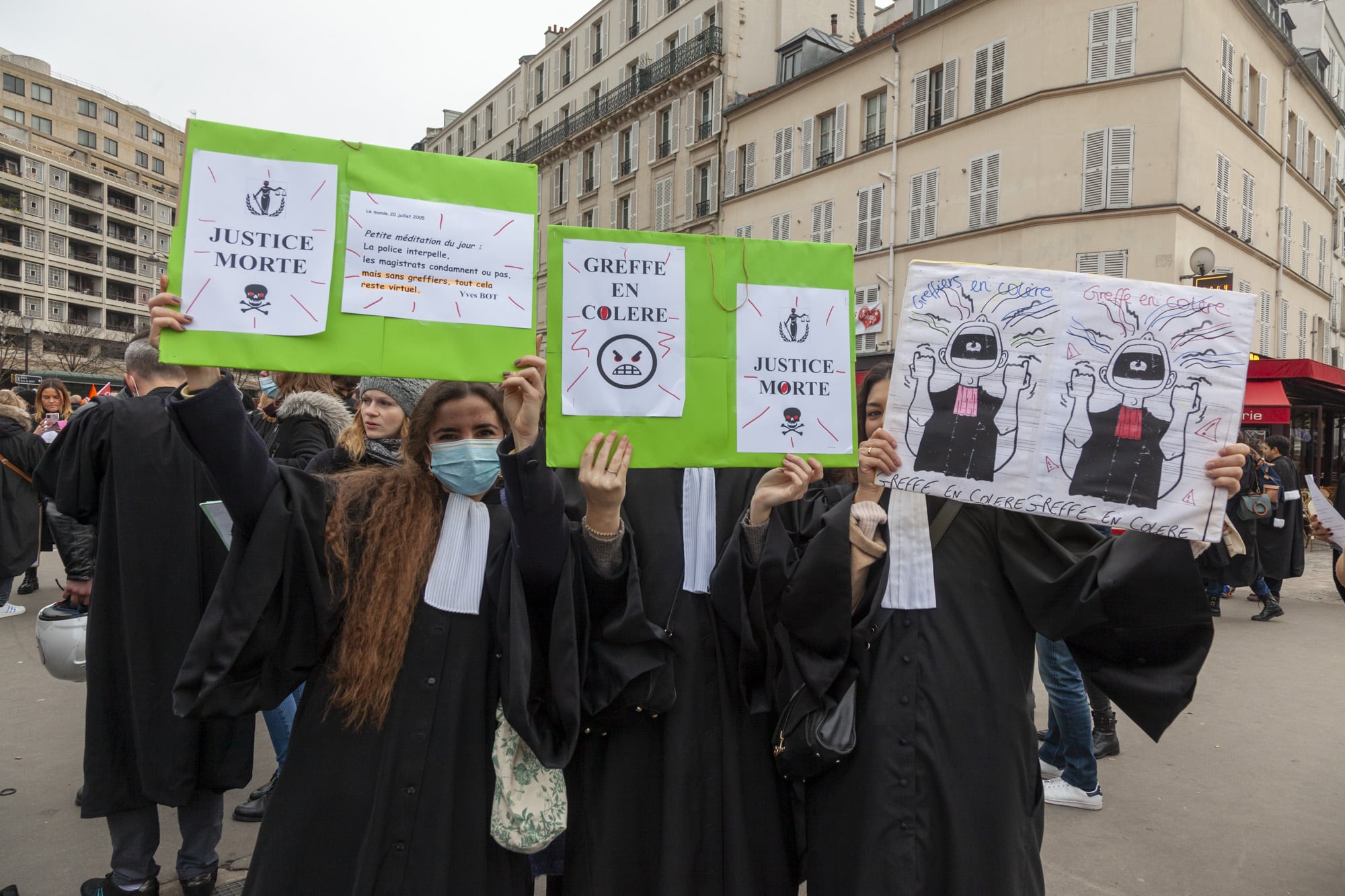 Magistrats, greffiers et avocats unis devant Bercy pour défendre la Justice