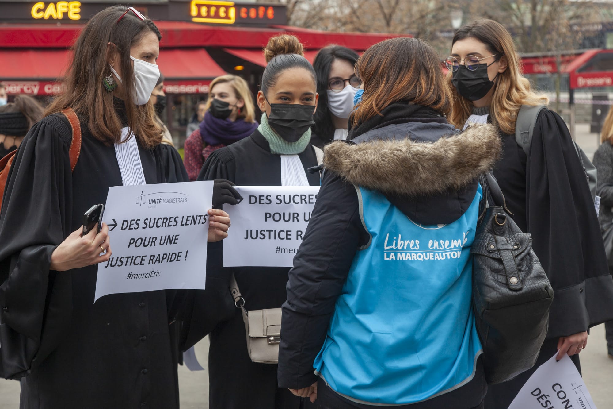 Magistrats, greffiers et avocats unis devant Bercy pour défendre la Justice