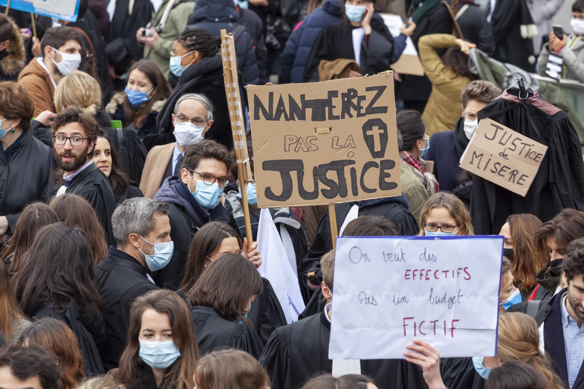 Magistrats, greffiers et avocats unis devant Bercy pour défendre la Justice