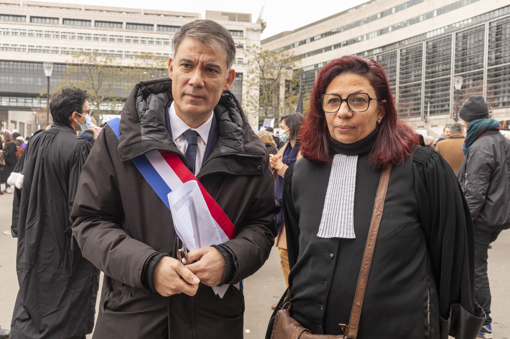 Magistrats, greffiers et avocats unis devant Bercy pour défendre la Justice