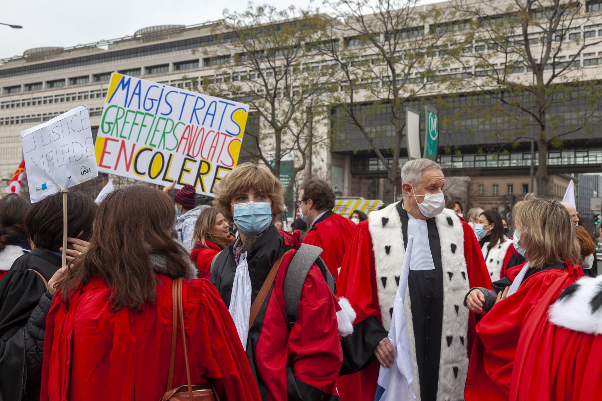 Magistrats, greffiers et avocats unis devant Bercy pour défendre la Justice