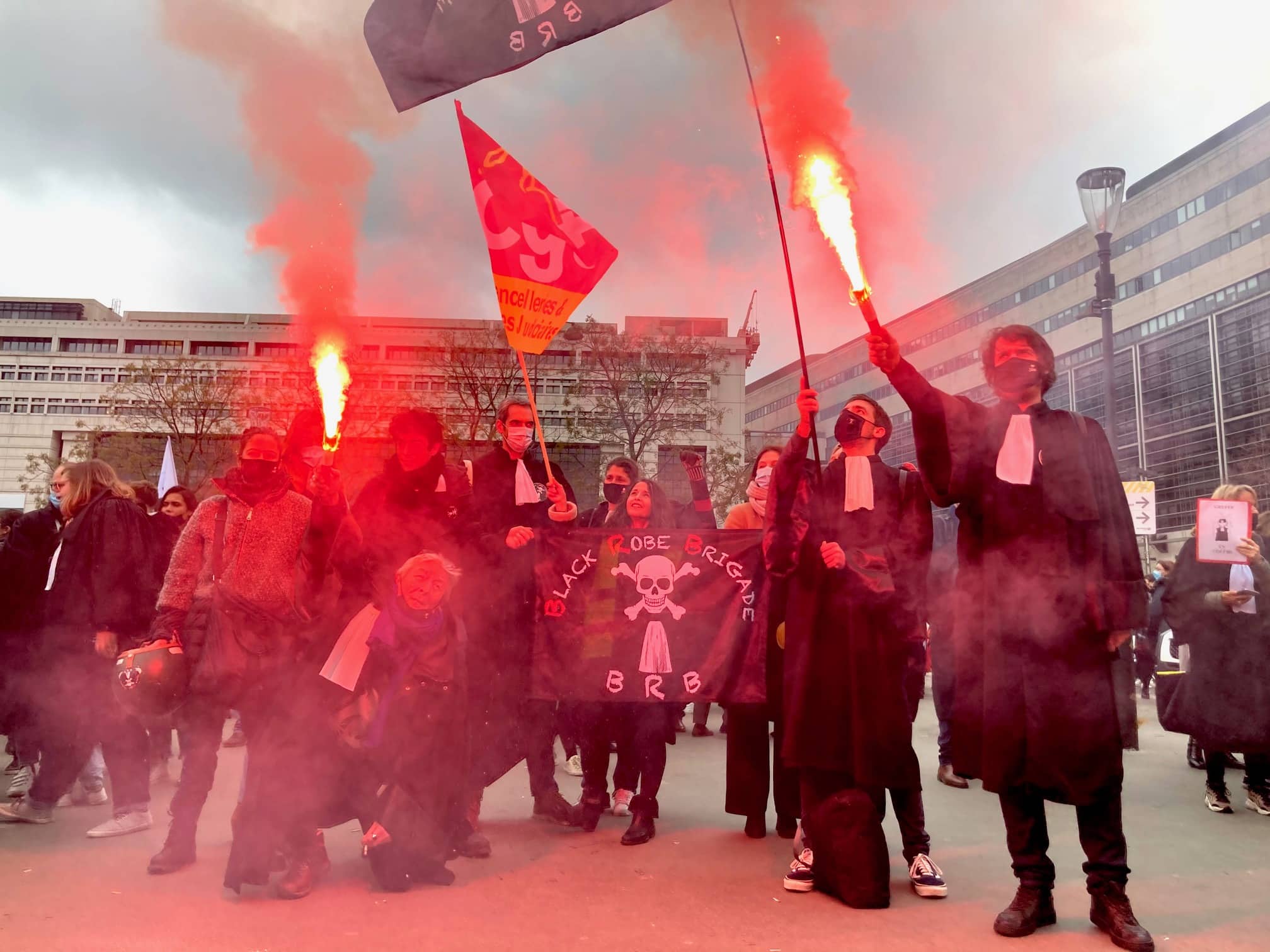 Magistrats, greffiers et avocats unis devant Bercy pour défendre la Justice