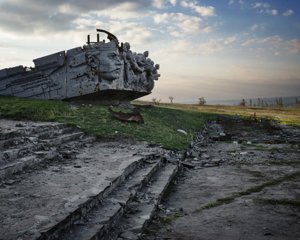 Ukraine: From Maidan to Donbas / De Maidan au Donbass Guillaume Herbaut