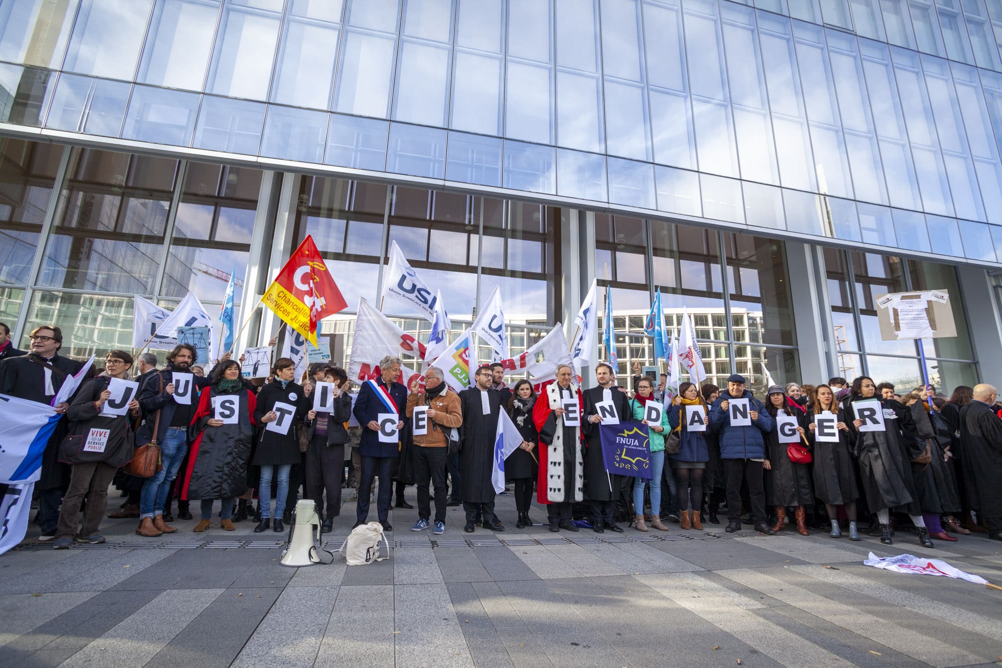 Les professions judiciaires mobilisées contre une "justice au rabais"