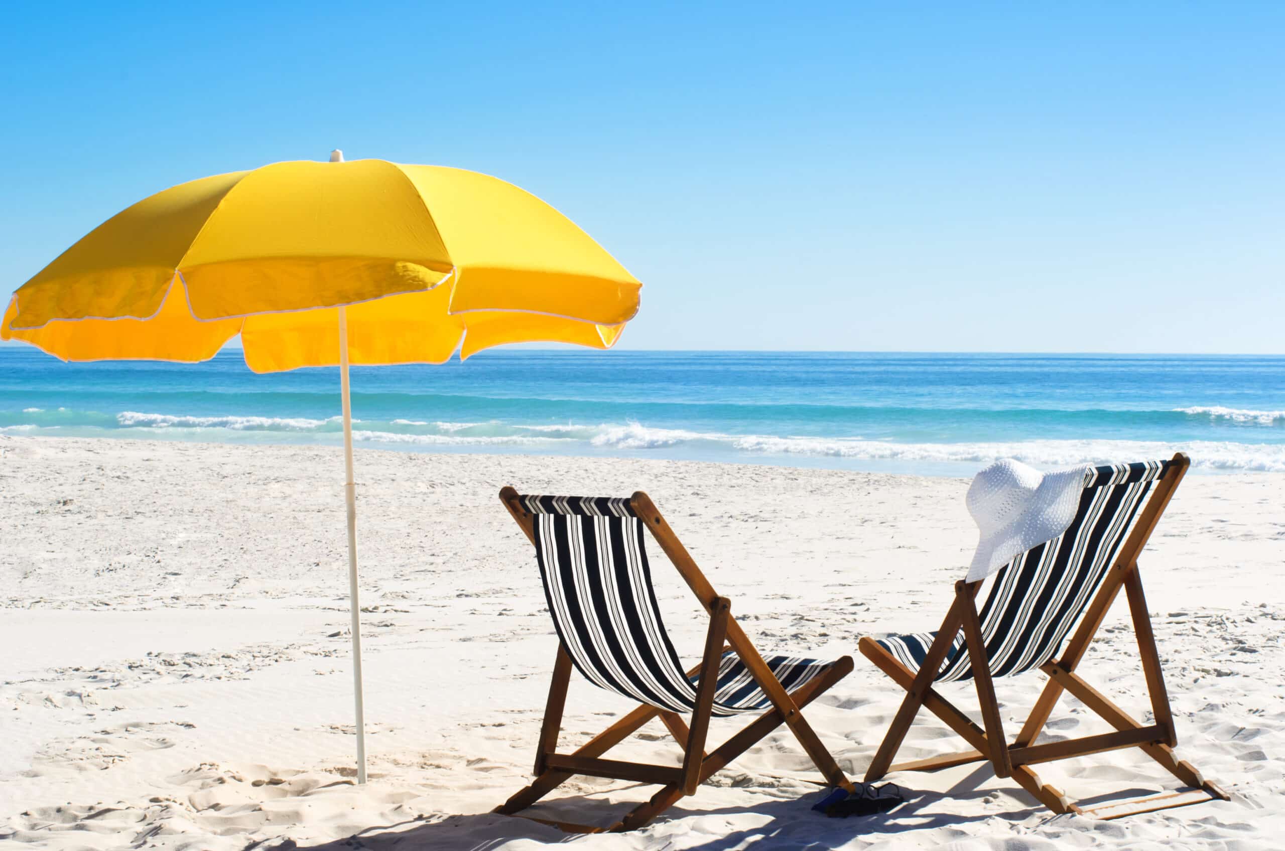 La journée plage réussie : bouée gonflable, serviette et parasol