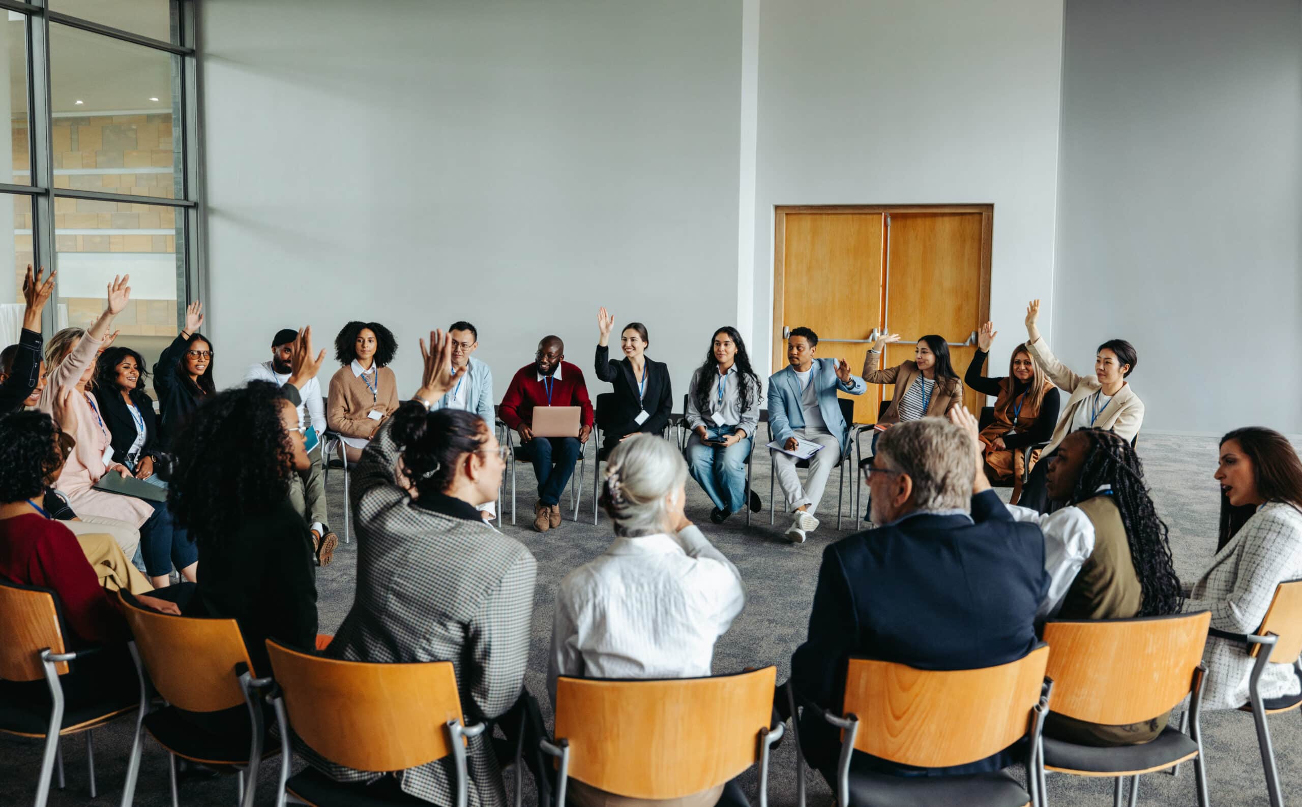 groupe de parole, réunion, meeting, assemblée, vote, action de groupe, class action, association, groupe de personnes votant à main levée