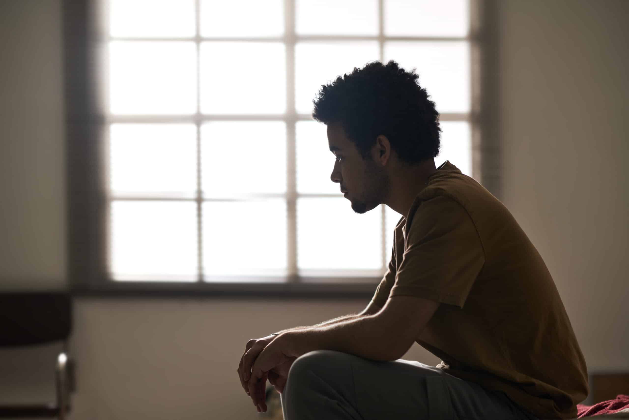jeune homme seul dans sa chambre