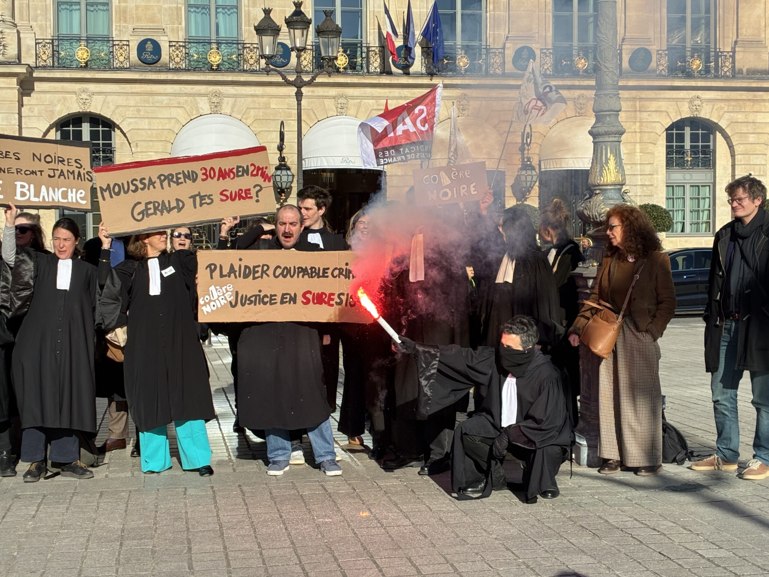 Mobilisation symbolique place Vendôme contre le projet de loi SURE