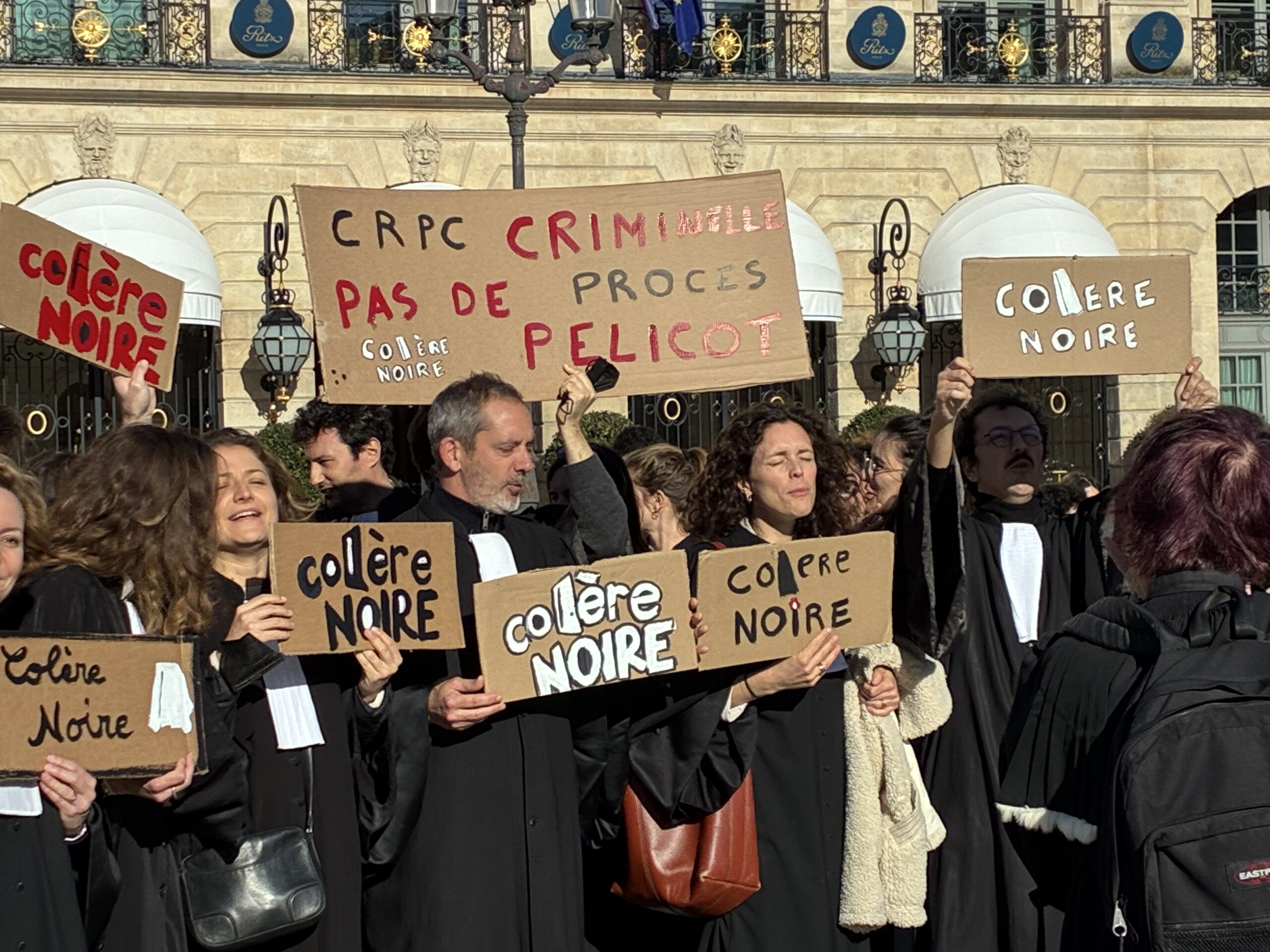 Mobilisation symbolique place Vendôme contre le projet de loi SURE