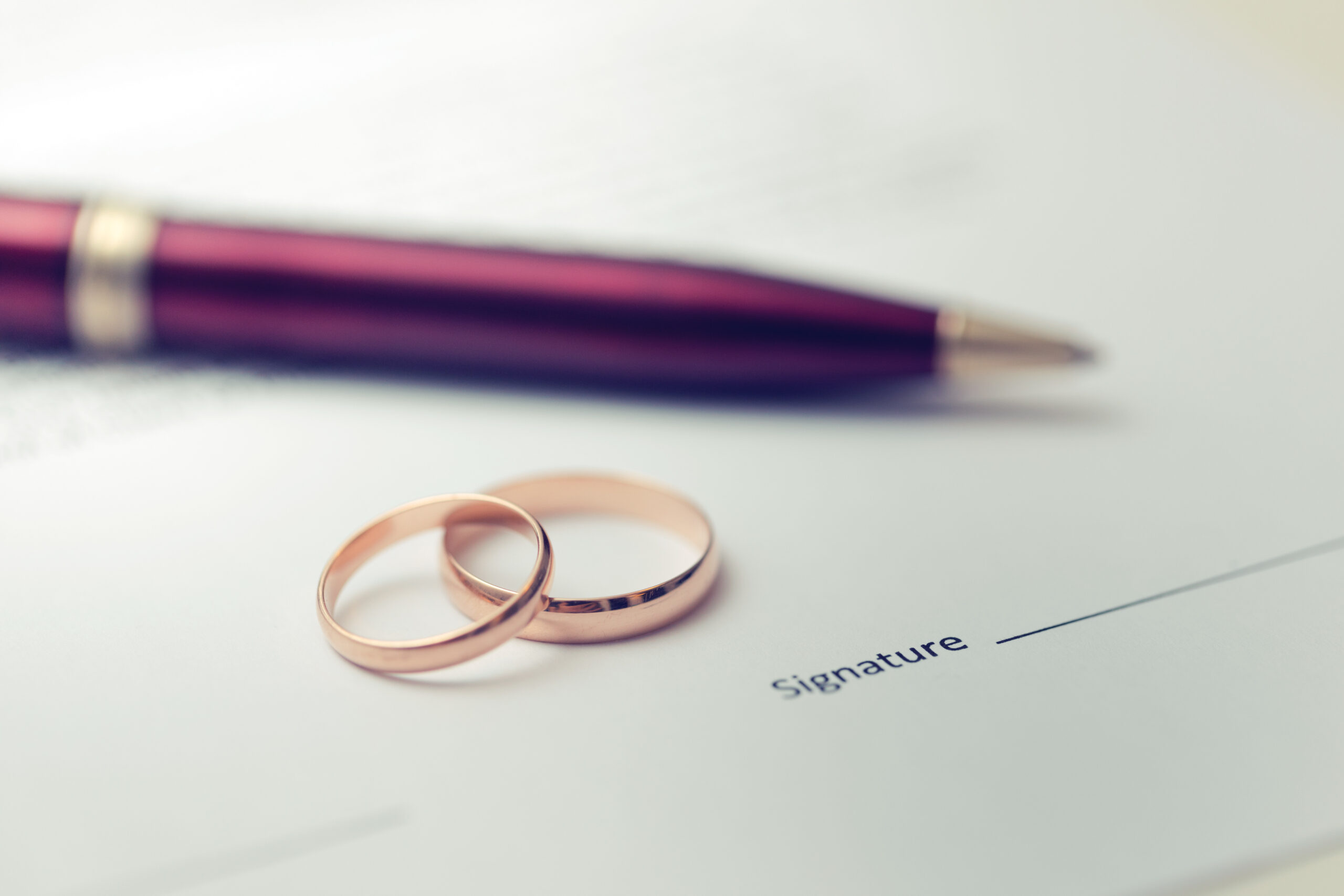 Associ&eacute; mari&eacute; sans contrat de mariage&nbsp;: tout ce qu&rsquo;il faut pr&eacute;voir dans les statuts de la soci&eacute;t&eacute;