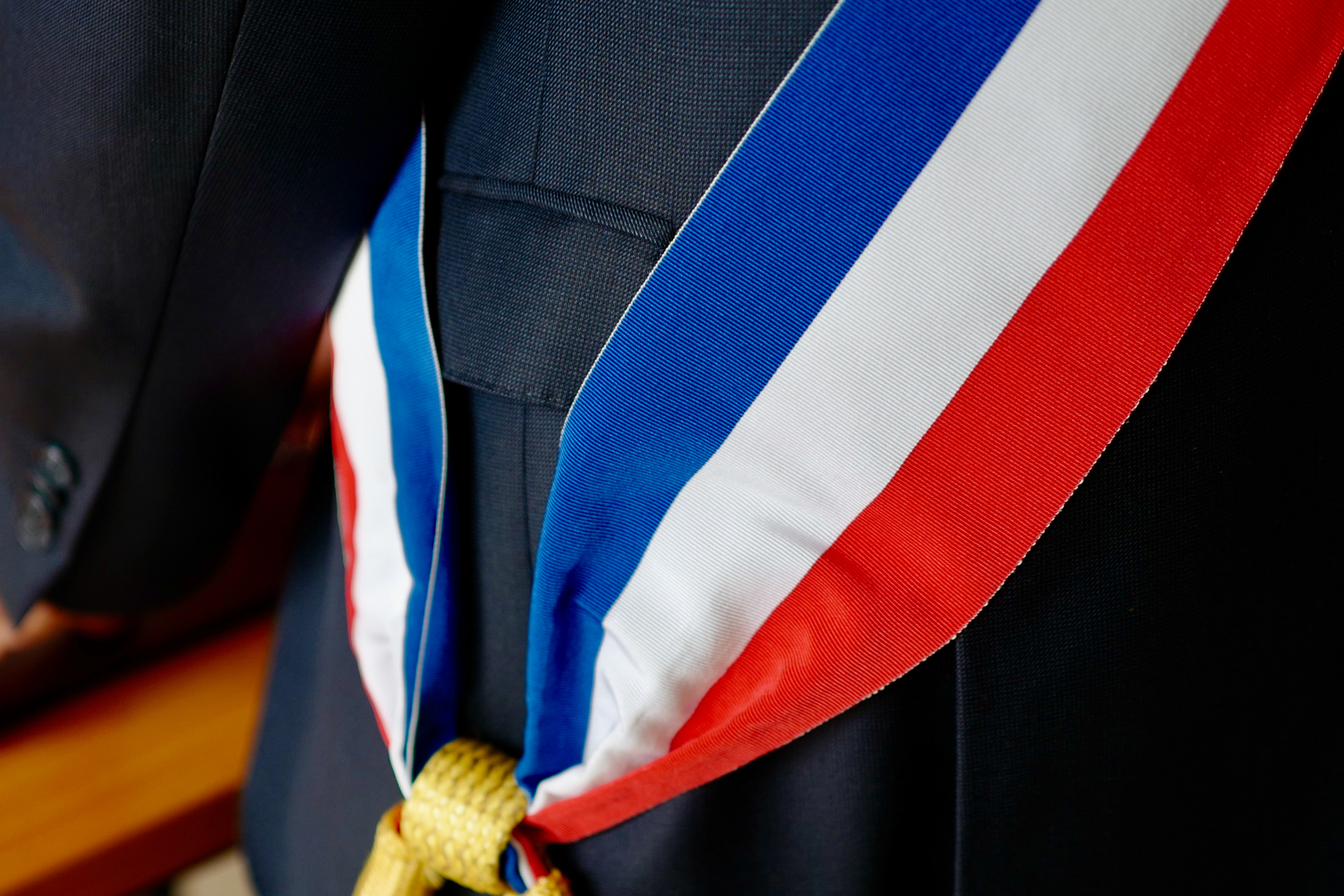 De la difficulté à quitter ses fonctions : un éclairage sur les délits de poursuite irrégulière de fonctions par un élu public et de prise illégale d’intérêts