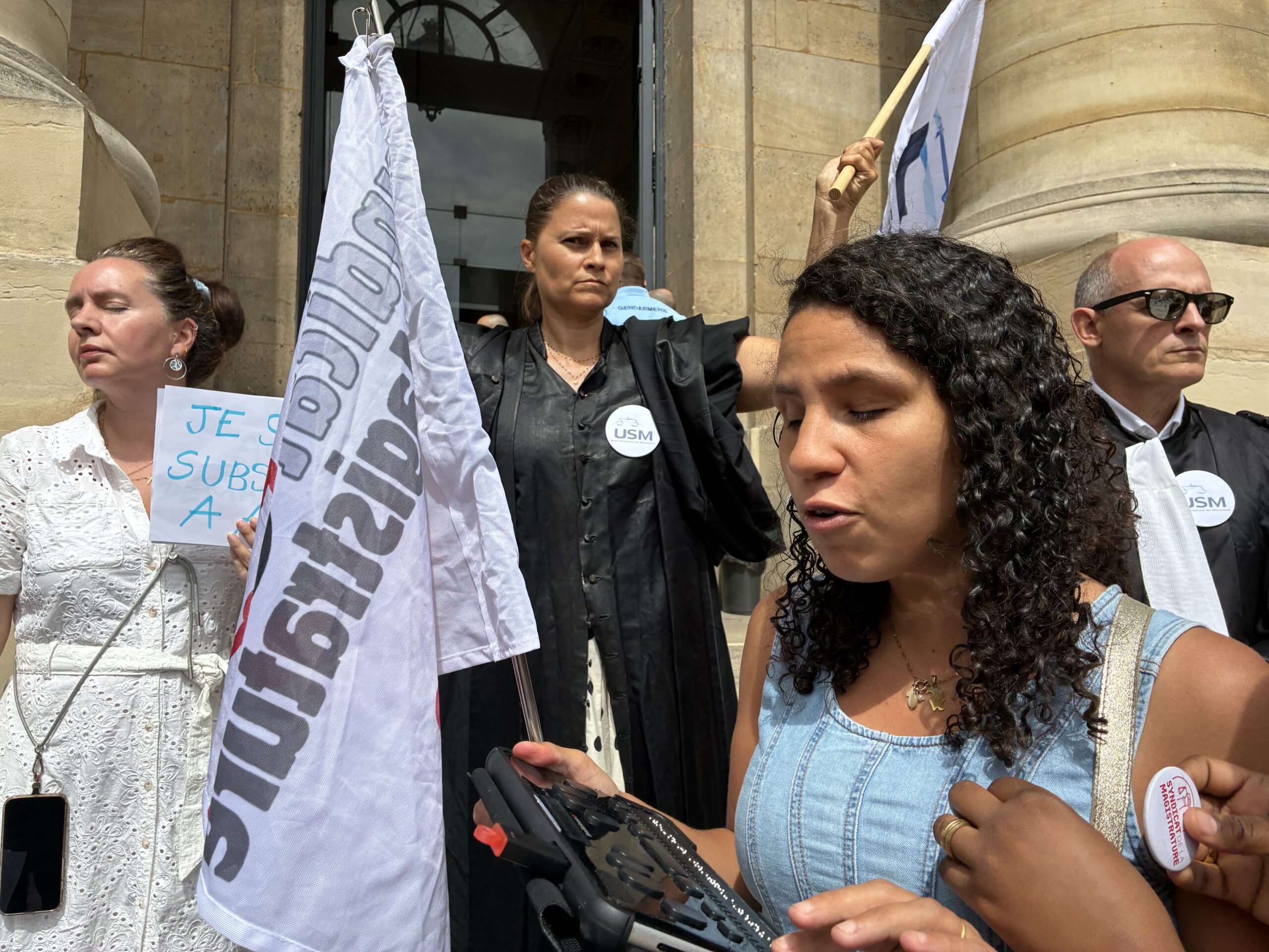 Journée "Justice morte" : À Paris, avocats et magistrats ont manifesté au tribunal et à la cour