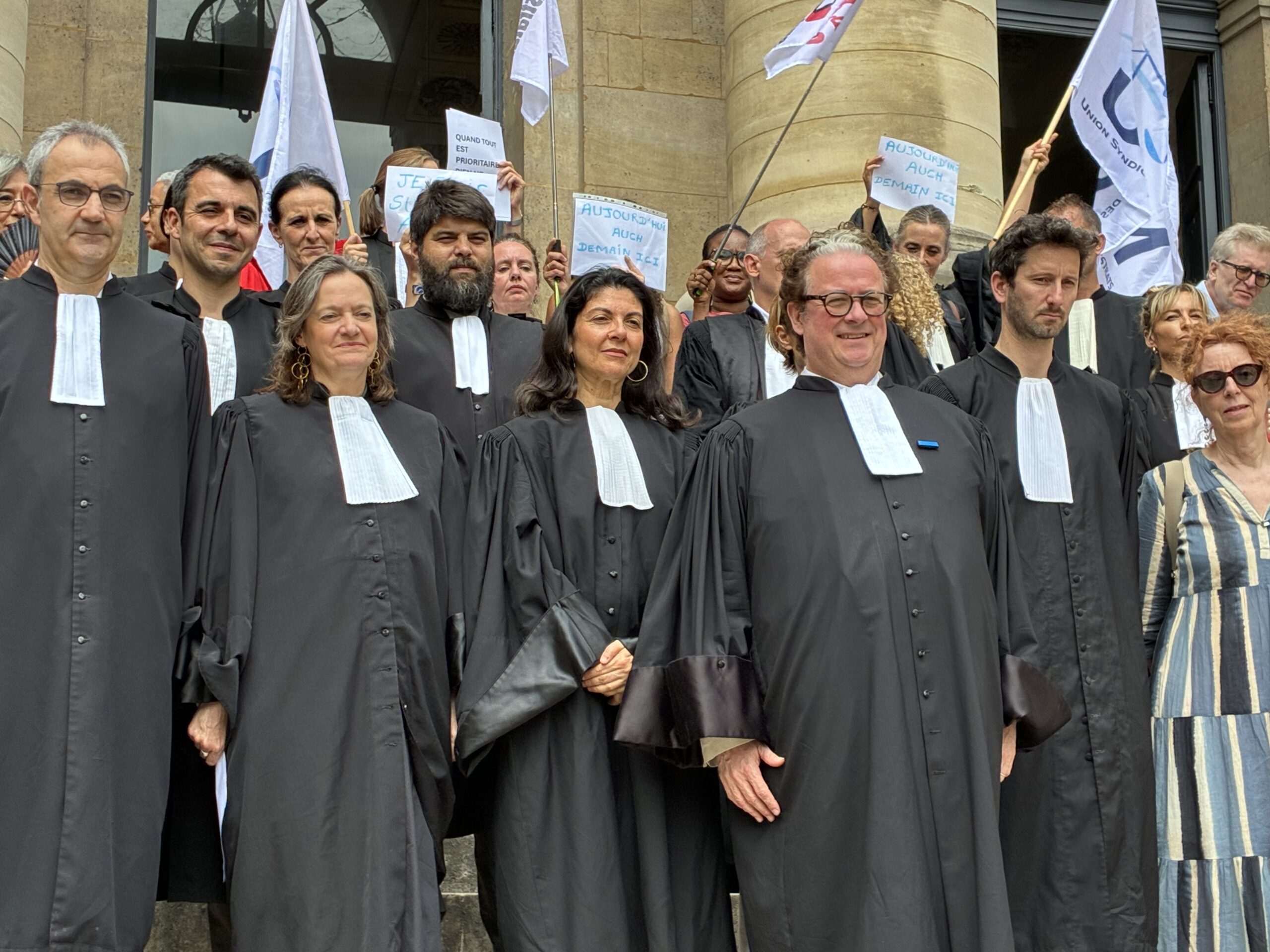 Journée "Justice morte" : À Paris, avocats et magistrats ont manifesté au tribunal et à la cour