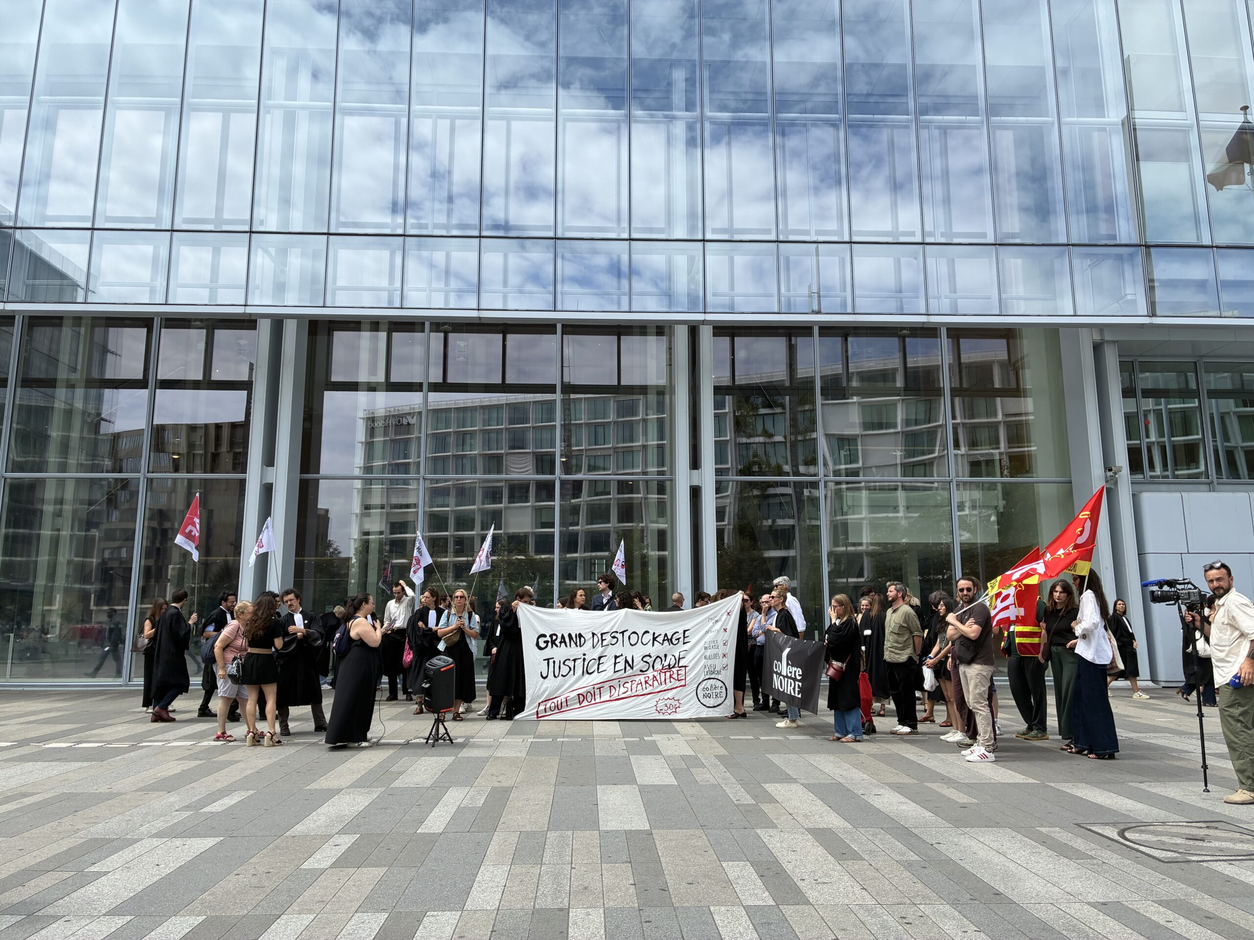 Journée "Justice morte" : À Paris, avocats et magistrats ont manifesté au tribunal et à la cour