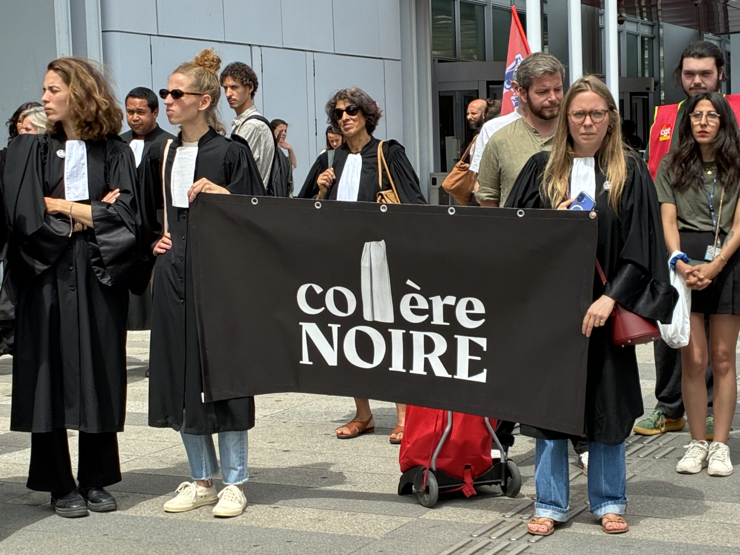Journée "Justice morte" : À Paris, avocats et magistrats ont manifesté au tribunal et à la cour