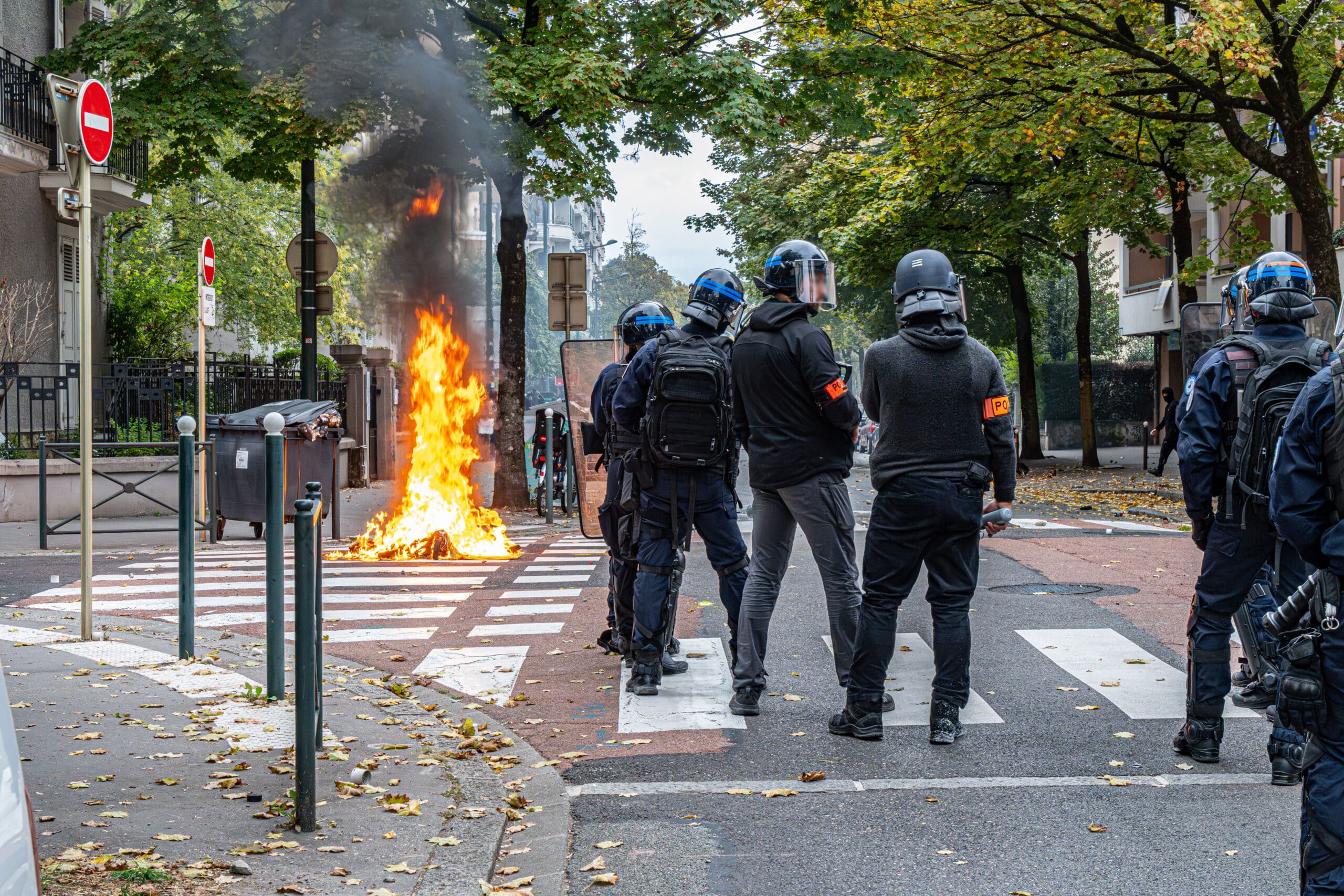 Émeutes du 17 octobre : l'État d'urgence, réflexe ou remède ?