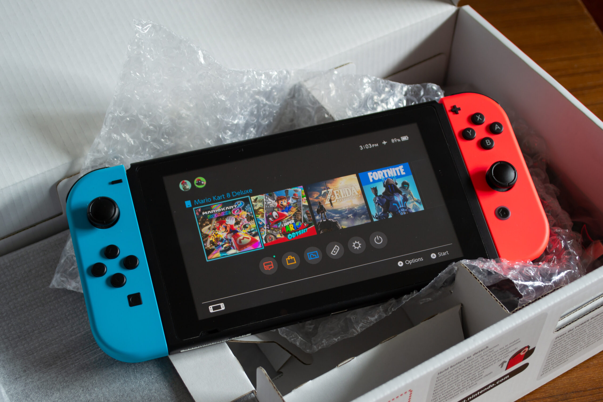 console de jeu, jeu vidéo, écran, Switch, Nintendo, colis, achat,